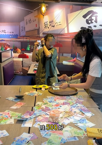 銅鑼灣一間餐廳的老闆娘於農曆新年期間為了犒賞員工,想出一個撈錢遊戲,將銀紙鋪滿桌上,限時15秒,員工可以用筷子、鑊鏟工具將銀紙撈到托盤上(影片截圖)