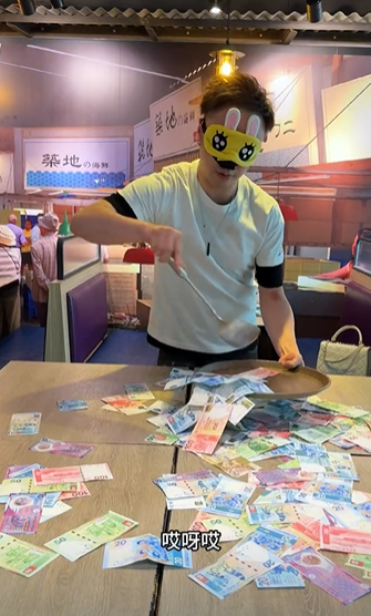 銅鑼灣一間餐廳的老闆娘於農曆新年期間為了犒賞員工,想出一個撈錢遊戲,將銀紙鋪滿桌上,限時15秒,員工可以用筷子、鑊鏟工具將銀紙撈到托盤上(影片截圖)