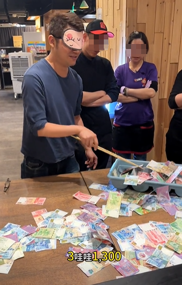 銅鑼灣一間餐廳的老闆娘於農曆新年期間為了犒賞員工,想出一個撈錢遊戲,將銀紙鋪滿桌上,限時15秒,員工可以用筷子、鑊鏟工具將銀紙撈到托盤上(影片截圖)