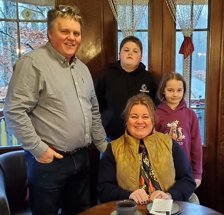 送上「病狗卡」的Lisa Moffat及其家人。(互聯網)