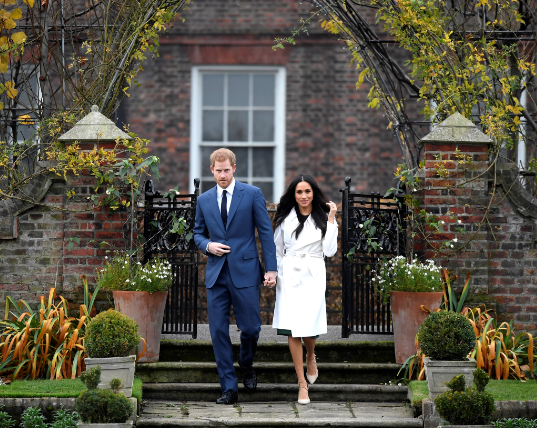 哈里及梅根當年高調宣布訂婚,甜蜜不已。(路透社、資料圖片)