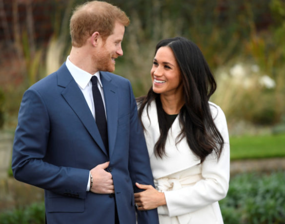 哈里及梅根當年高調宣布訂婚,甜蜜不已。(路透社、資料圖片)