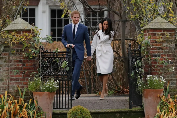 哈里及梅根當年高調宣布訂婚,甜蜜不已。(路透社、資料圖片)