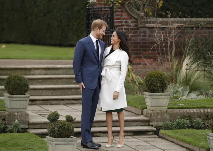 哈里及梅根當年高調宣布訂婚,甜蜜不已。(路透社、資料圖片)