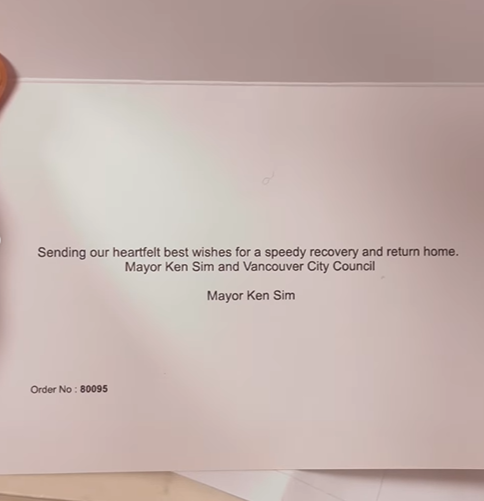 Christopher Won在本港醫院收到溫哥華市長沈觀健(Ken Sim)送上的鮮花。Marie Hui IG圖片
