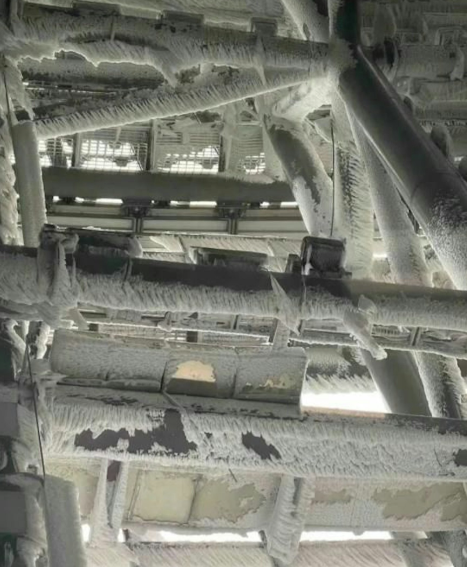 「中國第一高」地標建築、上海中心大廈高層被白霜覆蓋,外牆亦出現結冰。經了解,積雪部位是大廈露天區域,不對外開放,大廈封閉部分出入口防墜落傷人。