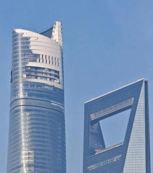 「中國第一高」地標建築、上海中心大廈高層被白霜覆蓋,外牆亦出現結冰。經了解,積雪部位是大廈露天區域,不對外開放,大廈封閉部分出入口防墜落傷人。