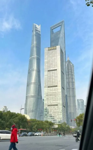 「中國第一高」地標建築、上海中心大廈高層被白霜覆蓋,外牆亦出現結冰。經了解,積雪部位是大廈露天區域,不對外開放,大廈封閉部分出入口防墜落傷人。