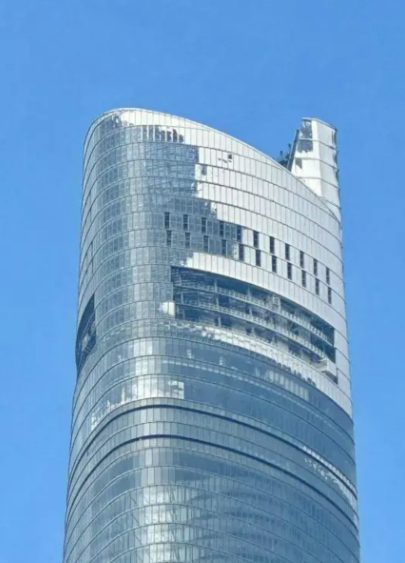 「中國第一高」地標建築、上海中心大廈高層被白霜覆蓋,外牆亦出現結冰。經了解,積雪部位是大廈露天區域,不對外開放,大廈封閉部分出入口防墜落傷人。