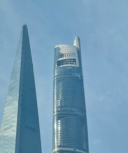 「中國第一高」地標建築、上海中心大廈高層被白霜覆蓋,外牆亦出現結冰。經了解,積雪部位是大廈露天區域,不對外開放,大廈封閉部分出入口防墜落傷人。