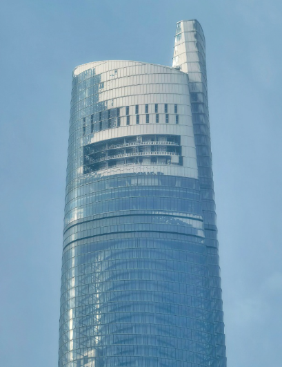 「中國第一高」地標建築、上海中心大廈高層被白霜覆蓋,外牆亦出現結冰。經了解,積雪部位是大廈露天區域,不對外開放,大廈封閉部分出入口防墜落傷人。