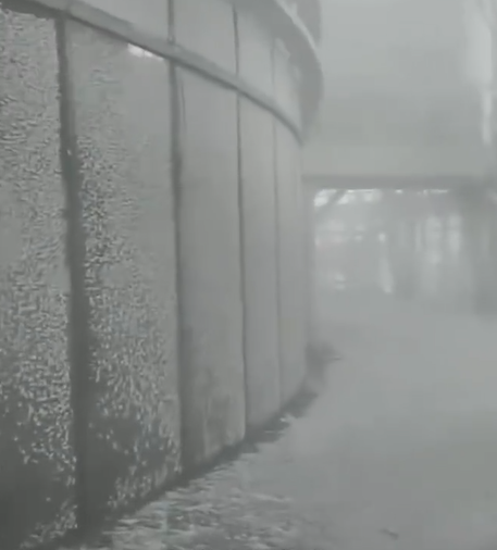 「中國第一高」地標建築、上海中心大廈高層被白霜覆蓋,外牆亦出現結冰。經了解,積雪部位是大廈露天區域,不對外開放,大廈封閉部分出入口防墜落傷人。