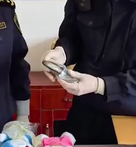 昆明海關所屬昆明郵局海關近日根據風險布控指令,在對兩個申報為「玩具」、「護身符」的郵件使用X光掃瞄檢查時發現圖像異常,經人工查驗,發現郵件內有疑似人體組織製品12件,經鑑定為人骨等人體組織成分製成。(內地海關)