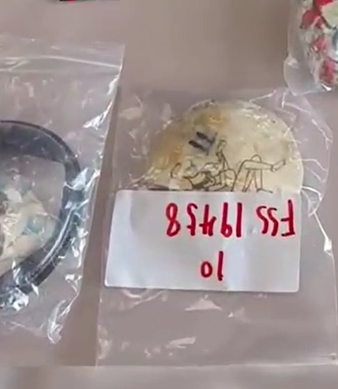 昆明海關所屬昆明郵局海關近日根據風險布控指令,在對兩個申報為「玩具」、「護身符」的郵件使用X光掃瞄檢查時發現圖像異常,經人工查驗,發現郵件內有疑似人體組織製品12件,經鑑定為人骨等人體組織成分製成。(內地海關)