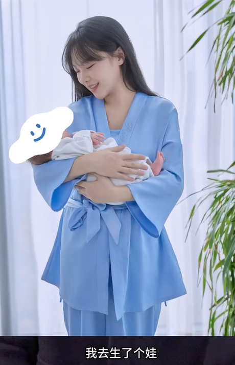 她表示,自己的身份已從「黃老師」變成「黃媽媽」,照顧新生B期間被網絡造謠,目前已經收集證據並報警(影片截圖)