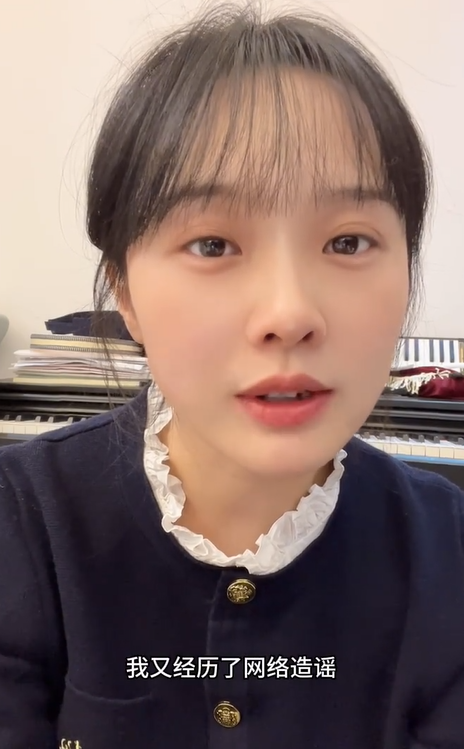 她表示,自己的身份已從「黃老師」變成「黃媽媽」,照顧新生B期間被網絡造謠,目前已經收集證據並報警(影片截圖)