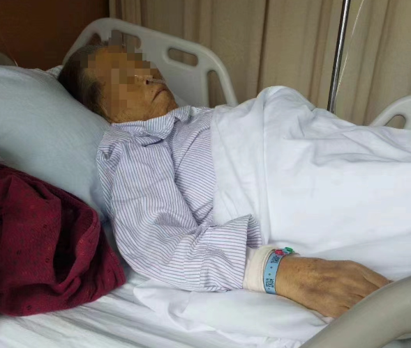 判決書顯示,2018年8月,77歲的張玉華因在香港大學深圳醫院體檢時發現膽囊結石入院治療,經檢查被診斷為「胰腺惡性腫瘤可能性大」,進行全胰切除和脾切除手術。手術後兩個月,她因肝功能嚴重衰竭、肝腎綜合症,搶救無效去世。(《新京報》)