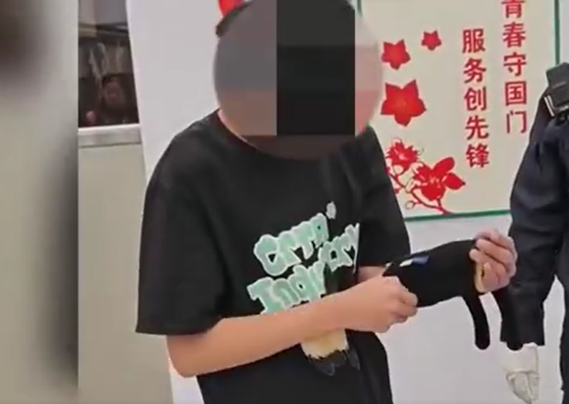 廣東省深圳市福田口岸近日有一名入境旅客假扮手臂受傷,將共重3公斤的金條藏在護具內圖蒙混過關,最終遭皇崗海關截獲。(中國海關)