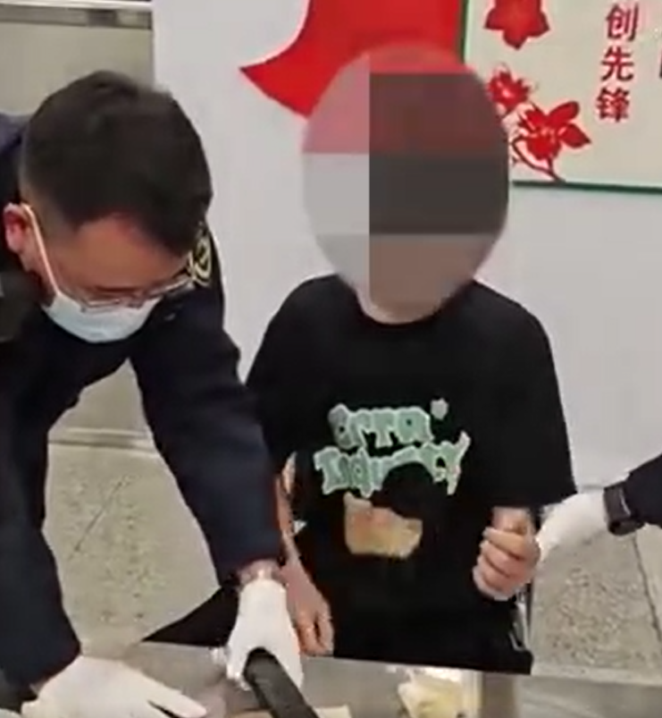 廣東省深圳市福田口岸近日有一名入境旅客假扮手臂受傷,將共重3公斤的金條藏在護具內圖蒙混過關,最終遭皇崗海關截獲。(中國海關)