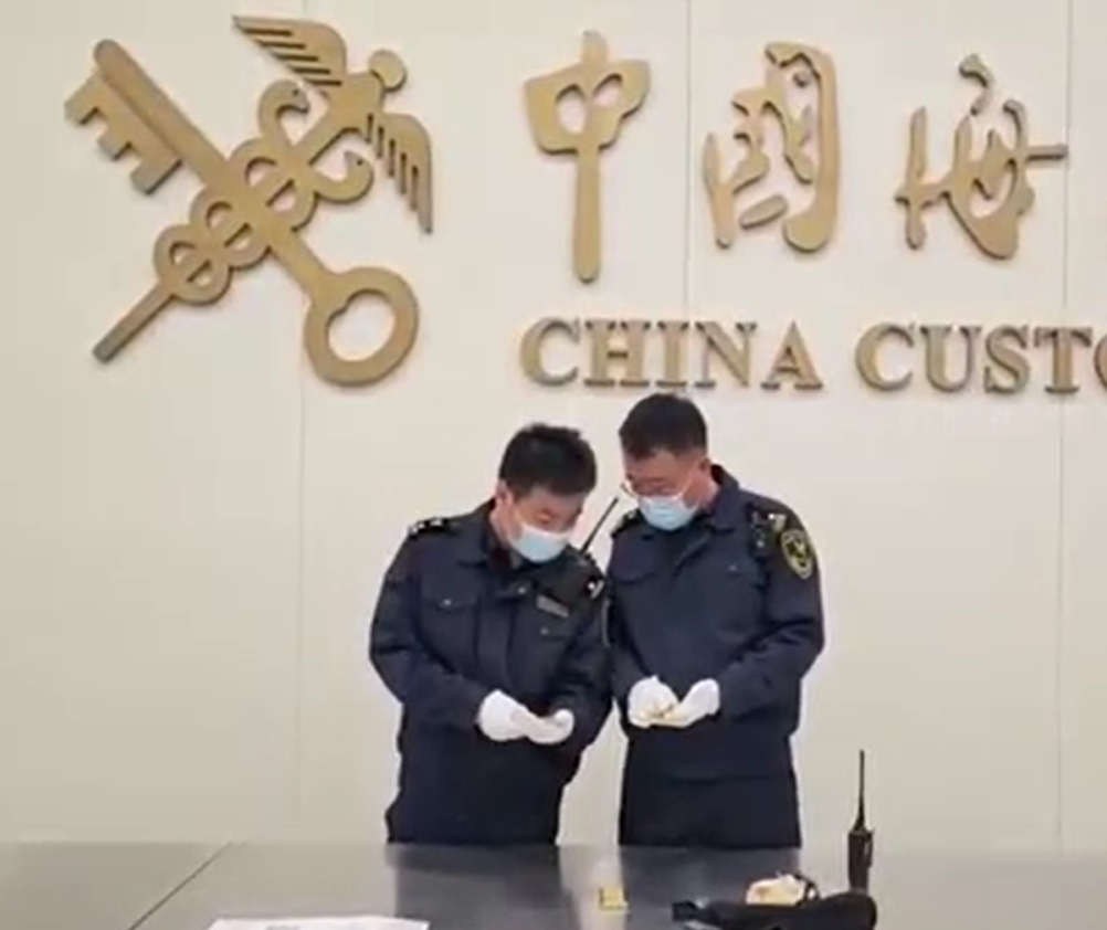 廣東省深圳市福田口岸近日有一名入境旅客假扮手臂受傷,將共重3公斤的金條藏在護具內圖蒙混過關,最終遭皇崗海關截獲。(中國海關)