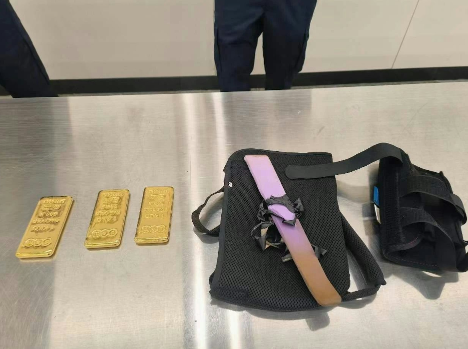 廣東省深圳市福田口岸近日有一名入境旅客假扮手臂受傷,將共重3公斤的金條藏在護具內圖蒙混過關,最終遭皇崗海關截獲。(中國海關)