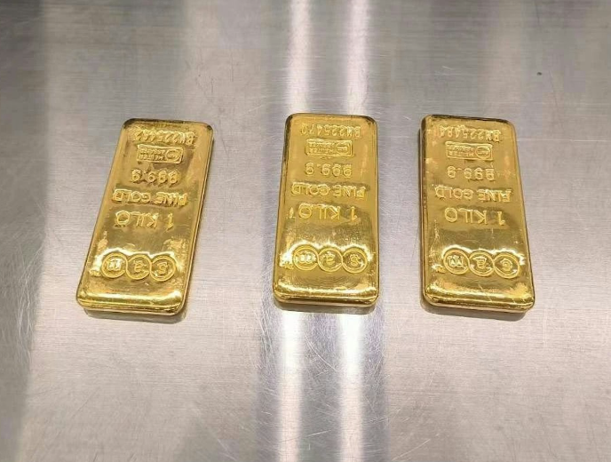 廣東省深圳市福田口岸近日有一名入境旅客假扮手臂受傷,將共重3公斤的金條藏在護具內圖蒙混過關,最終遭皇崗海關截獲。(中國海關)