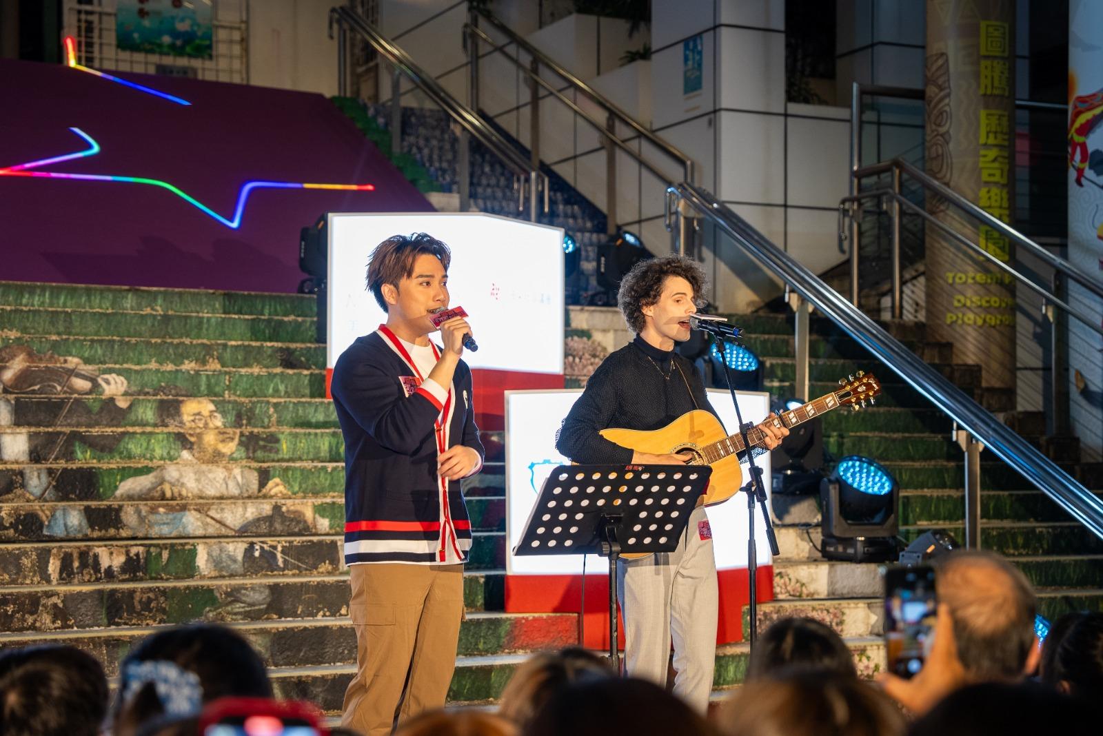 陳浚霆獻唱時獲旅港瑞士籍busking歌手Andy Schaub以木結他伴奏。