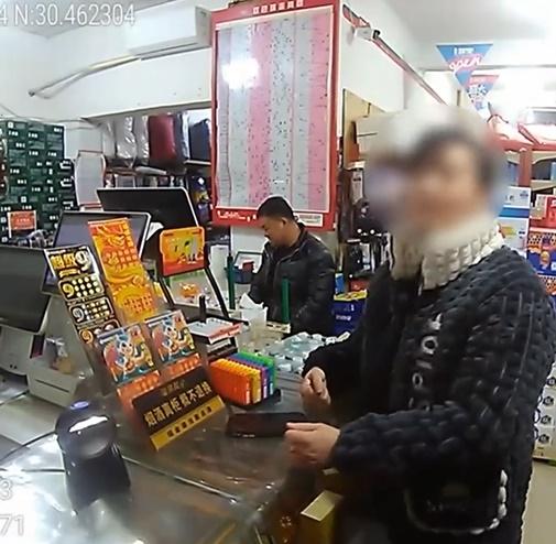 老闆娘覺得事有蹊蹺,決定翻查電腦及CCTV。(微博)