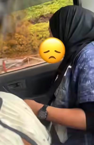 女子上車後驚魂未定,發抖得連手也在抖,就連這家人的女童也被嚇哭。(FB)