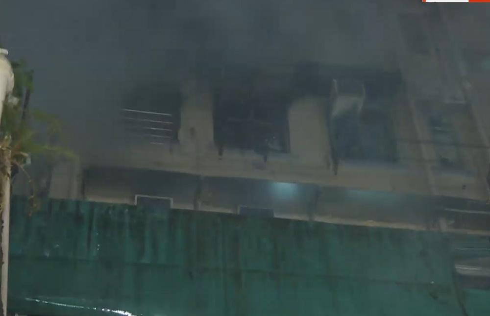 荃灣唐樓劏房起火,5人送院包括2男女昏迷。(電視截圖)