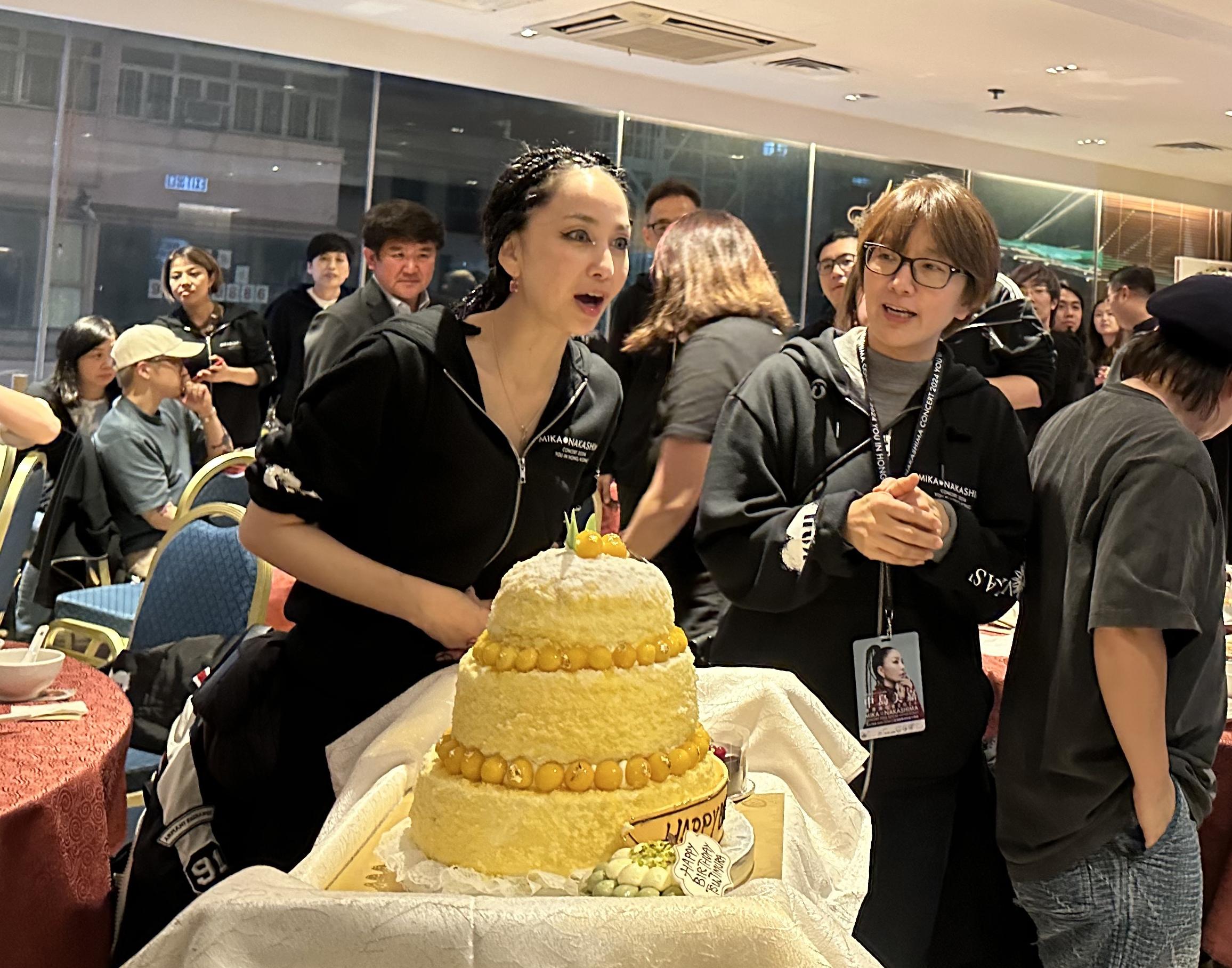 大會準備巨型蛋糕預祝中島美嘉的41歲生日。