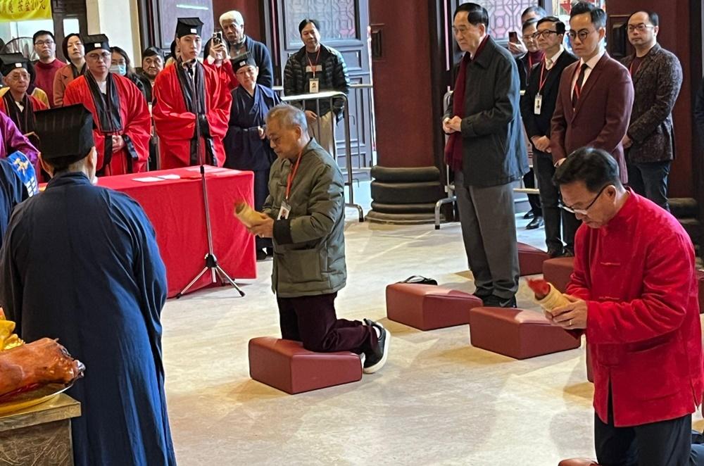 劉業強多次跌出多於一支竹籤,他叩拜後再次求籤,最終於第5次求籤才成功。(香港電台)