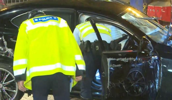 警方召拖車到場扶正翻側車輛進行搜索,未有進一步發現。(電視截圖)