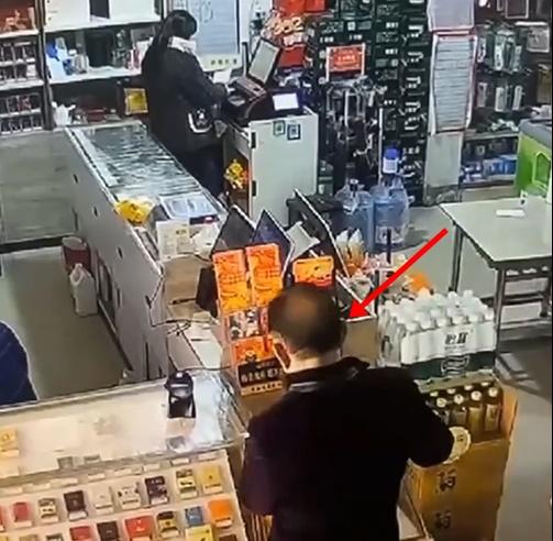 男子在自己幫對方列印福利獎券時,就會在櫃枱的架子裡順手牽羊,抽走幾張刮刮樂,(微博)