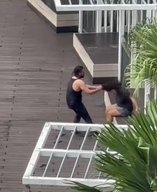 男方突然雙手硬扯女子的長髮,將她拉進泳池。(X)