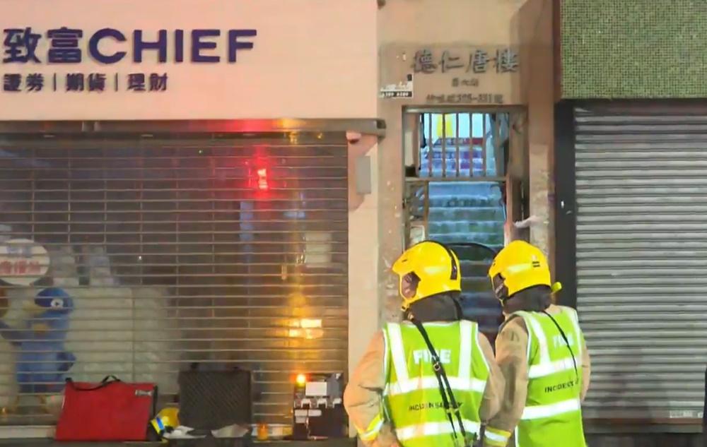 據指,現場為3樓一間「一劏三」的劏房單位。(電視截圖)