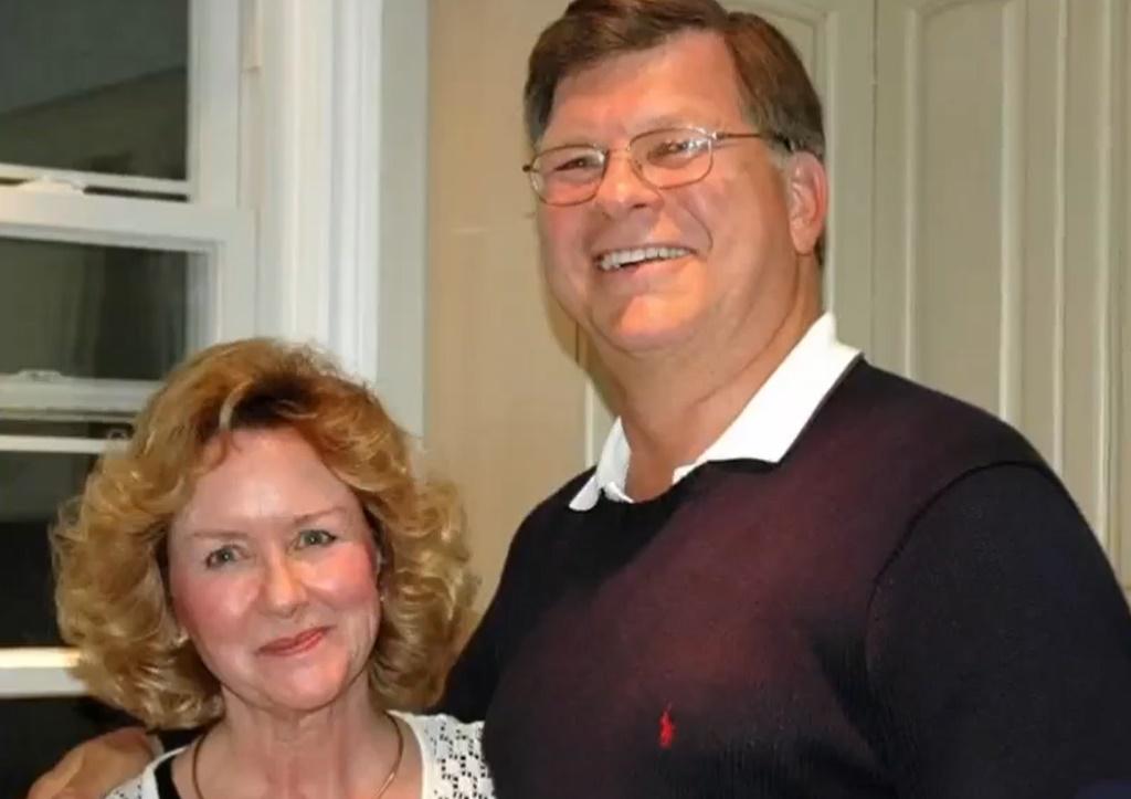 John每年6月都會送妻子鮮花和賀卡作為結婚周年紀念禮物,直至於2017年10月因病離世。(X)