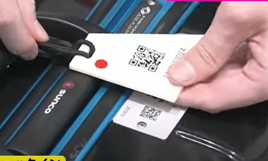 行李會裝上GPS定位標籤,讓遊客能夠透過智能手機隨時查看行李位置資訊。(YouTube)