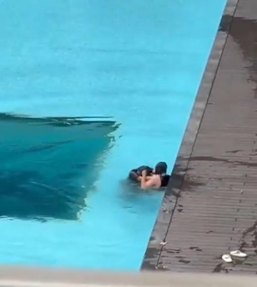 男方試圖將對方的頭壓進水中,女方極力反抗幸終掙脫。(X)