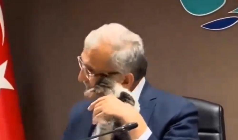 男子更與牠親親臉兒,場面好不溫馨。(X)