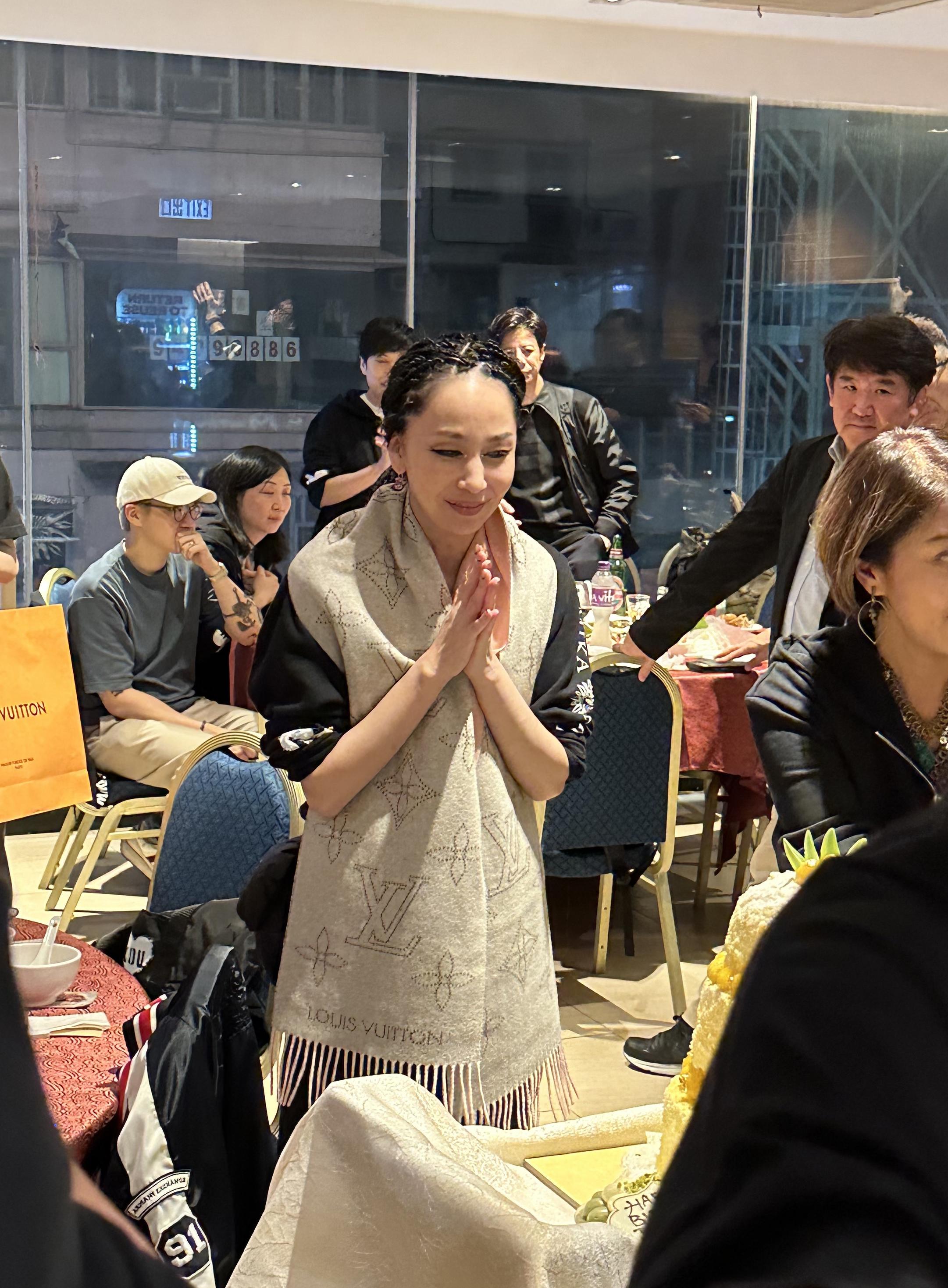 中島美嘉不停雙手合十,鞠躬道謝。