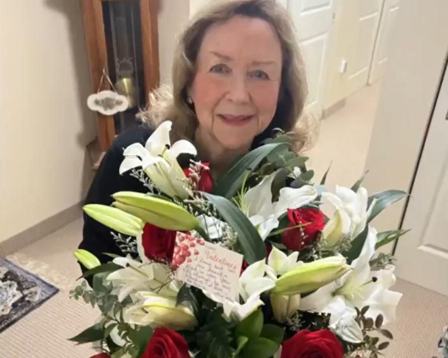 Diana這6年來,每年情人節都會在家門口收到亡夫的情人節禮物。(X)