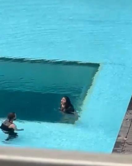 女方將他推開並咆哮,雙方對峙。(X)