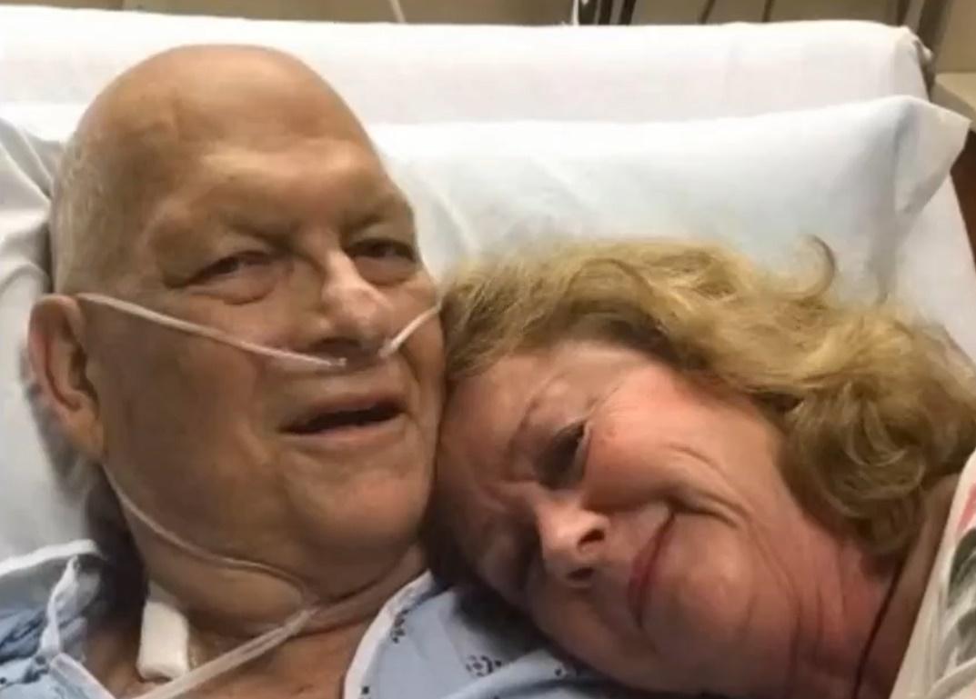 John每年6月都會送妻子鮮花和賀卡作為結婚周年紀念禮物,直至於2017年10月因病離世。(X)