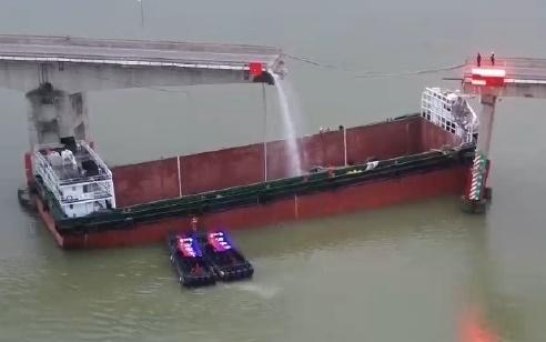 廣州瀝心沙大橋遭船撞斷。(微博)