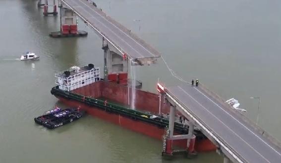 網上影片顯示,一段橋面斷開。(微博)