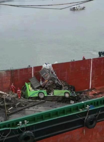 1輛單層巴士、1輛貨車和1輛電單車墜落到船艙內。(微博)