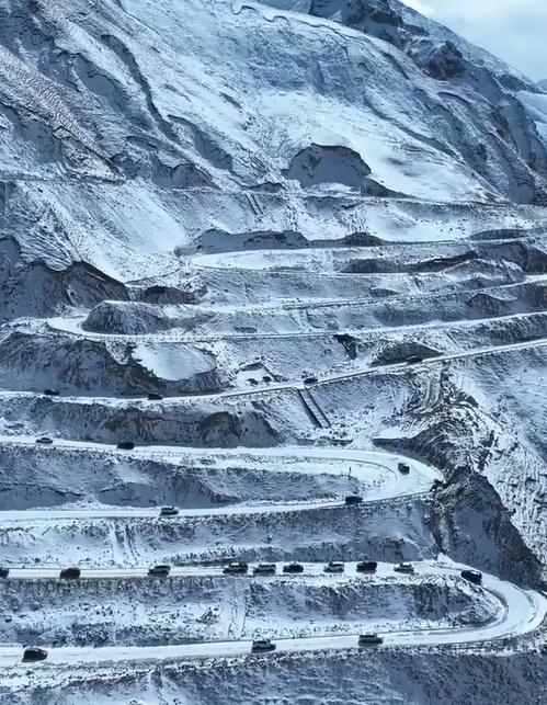 護送全程要翻越2座高海拔4,000米的雪山。(微博)