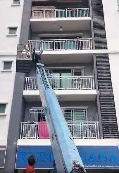 影片中,她站在升降台被緩緩升起,中途不忘向旁人打招呼,看上去完全不害怕。(FB)