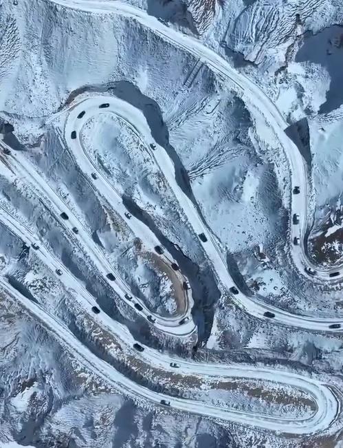 事前還要檢車車輛性能,以及安排人員駕駛除雪車清除積雪,以保障道路安全暢通。(微博)